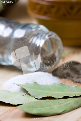 Image of pepper, salt and bay leaves