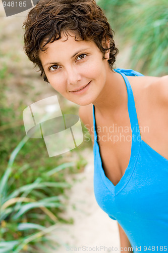 Image of attractive brunet woman 