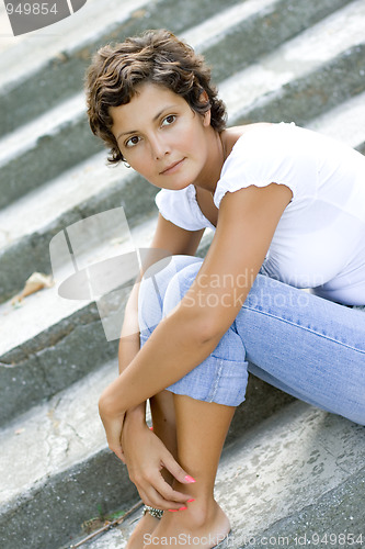 Image of attractive brunet woman