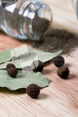 Image of pepper and bay leaves