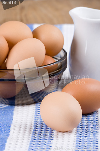 Image of brown eggs and milk 