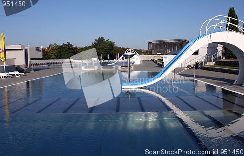 Image of dispeopled bath pool with white slide