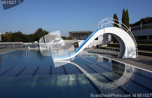 Image of dispeopled bath pool with white slide