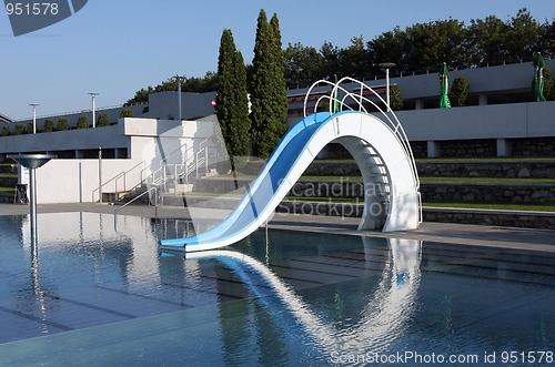 Image of dispeopled bath pool with white slide