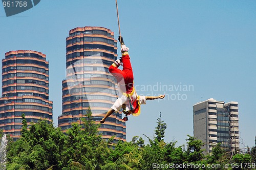 Image of Builder hanging from building in Mexico city