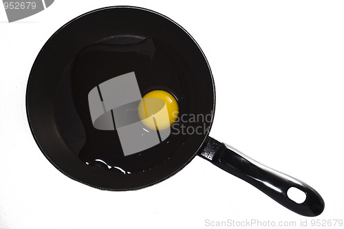 Image of  uncooked egg in frying pan 