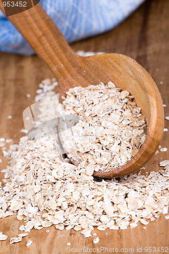 Image of oat flakes in wooden spoon 