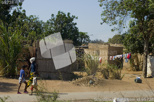 Image of People on outskirts of Maputo