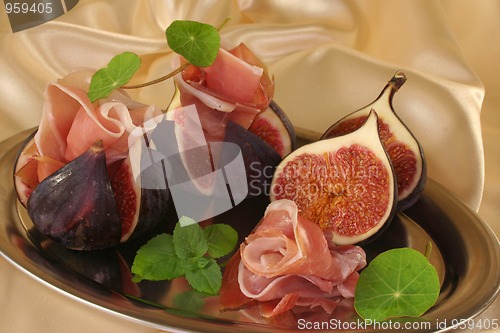 Image of Figs with Serrano ham