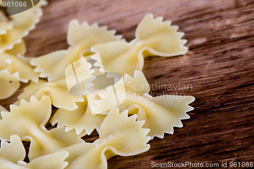 Image of uncooked pasta 