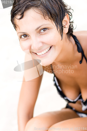 Image of attractive brunet woman