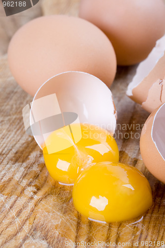 Image of broken brown eggs 
