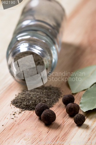 Image of pepper and bay leaves