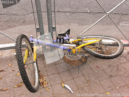 Image of An broken bike.