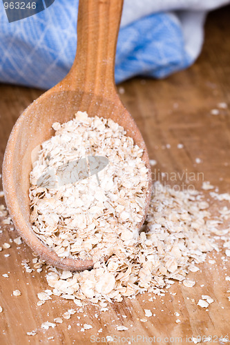 Image of oat flakes in wooden spoon