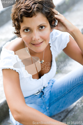 Image of attractive brunet woman