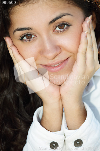 Image of Young brunette leaning on palms