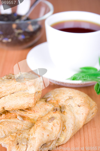 Image of black tea with herbs and bread 