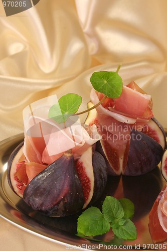 Image of Figs with Serrano ham