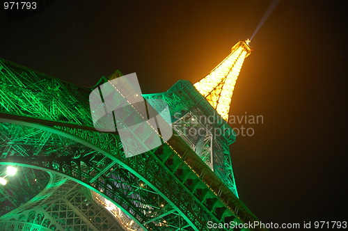 Image of Eiffel tower in Paris by night