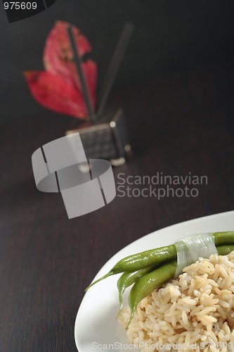 Image of Brown rice with green bean's pods