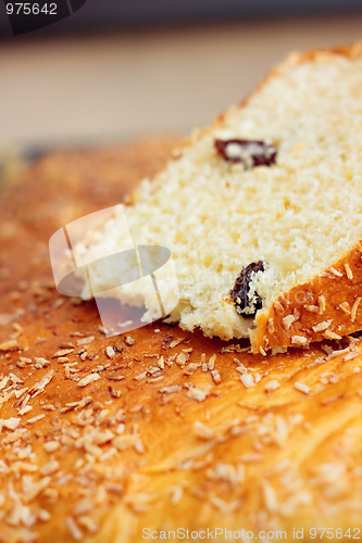 Image of Yeast sponge cake with raisins