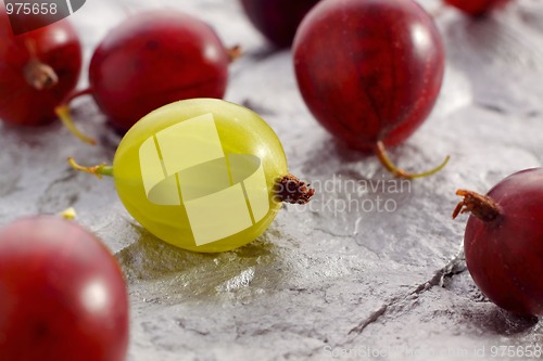 Image of Yellow and red gooseberries