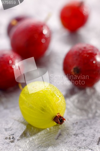 Image of Yellow and red gooseberries