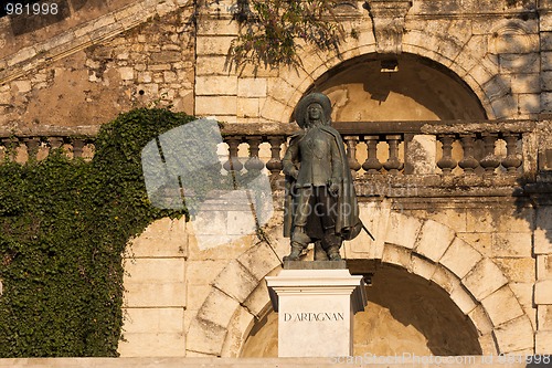 Image of statue of D'Artagnan in Auch