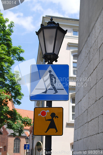 Image of pedestrian crossing traffic sign