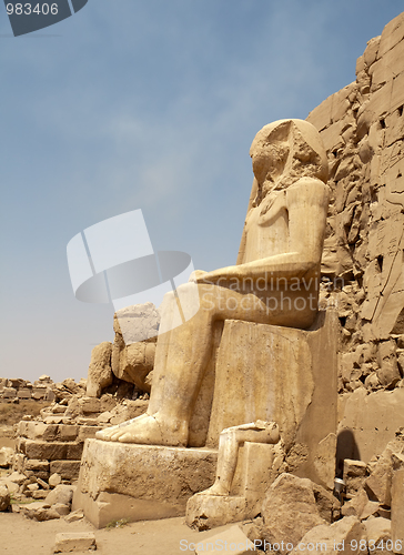 Image of big sitting Egyptian statue