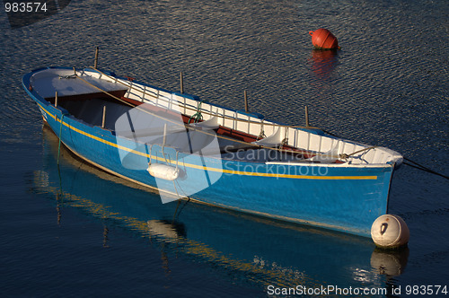 Image of a blue boat moored in the port of Socoa