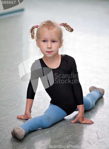 Image of girl doing the splits