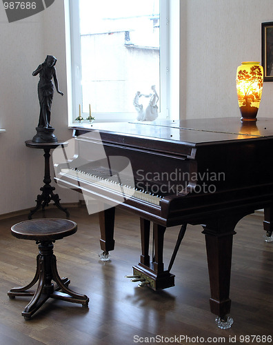 Image of grand piano