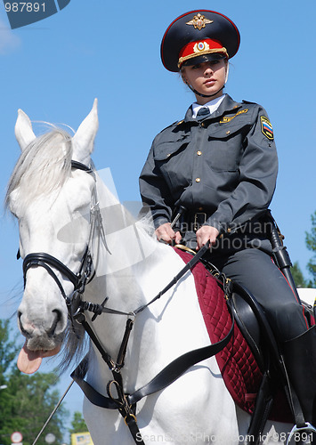 Image of mounted policewoman