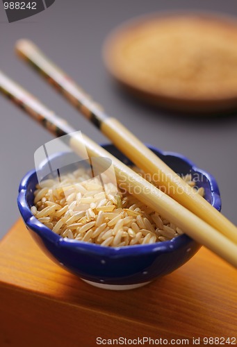 Image of Brown rice in bowl with chopsticks