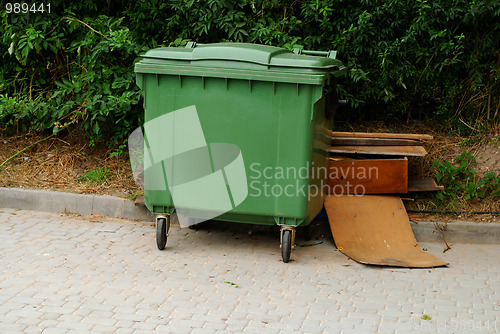 Image of green wheelie recycle bin