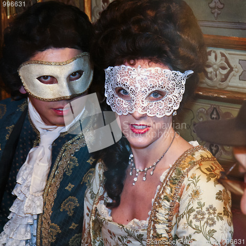 Image of A masked couple in a cafe