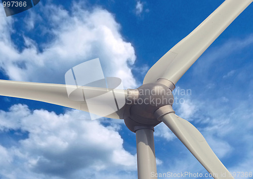 Image of wind turbine on a sky nuageux