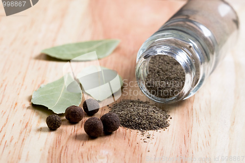 Image of pepper and bay leaves