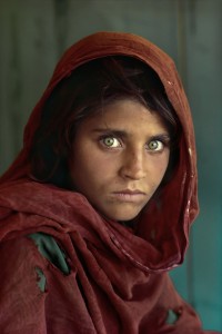 steve-mccurry Fotos que hicieron historia: La niña afgana (Steve McCurry) 1984 2