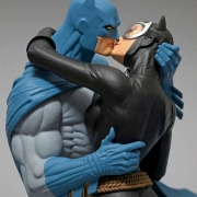 DC Collectibles Hush Batman-Catwoman Kissing Statue 02