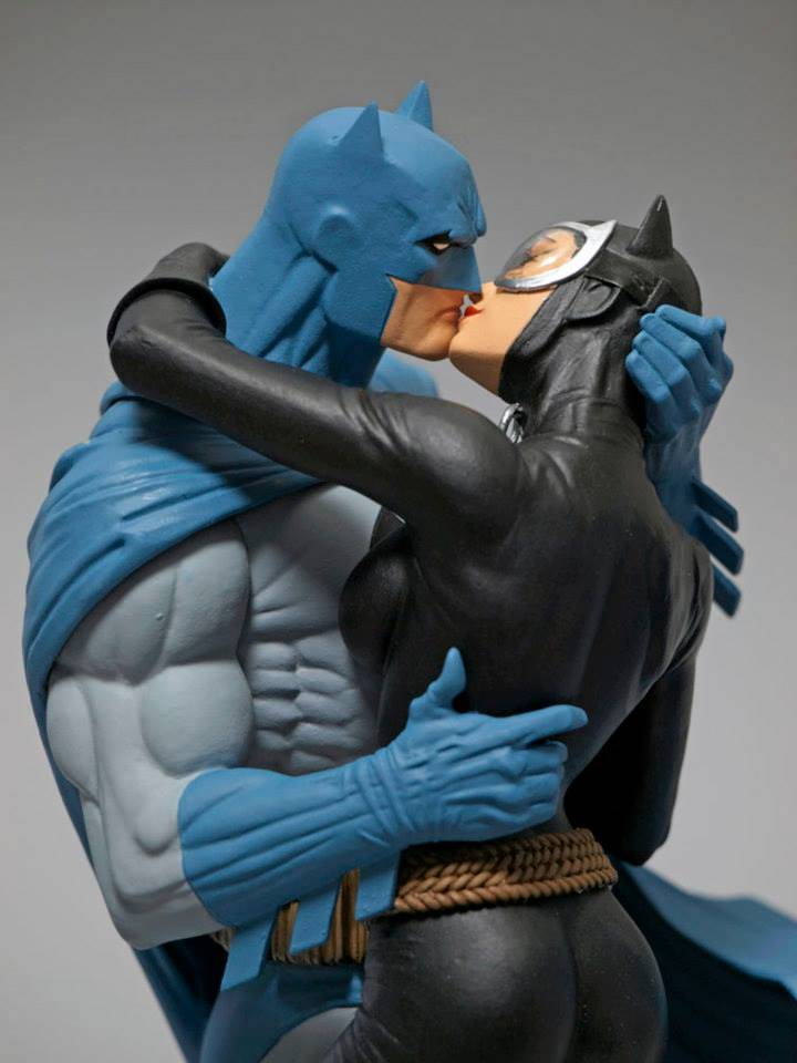 Figura Batman y Catwoman besándose (Batman: Silencio)