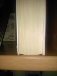 Efecto “U” de las páginas centrales de un libro de más de 500 páginas, después de varios años en una estantería que hemos visto en muchos libros. Aún siendo una consecuencia que no aparece hasta pasado bastante tiempo (por lo que es posible que aún no la haya sufrido ningún lector, debido a lo reciente del formato), es otra característica negativa anotada en el debe del omnigold. La última debilidad del formato reside en su lomo y es otro defecto que aparecerá en el futuro de aquel
