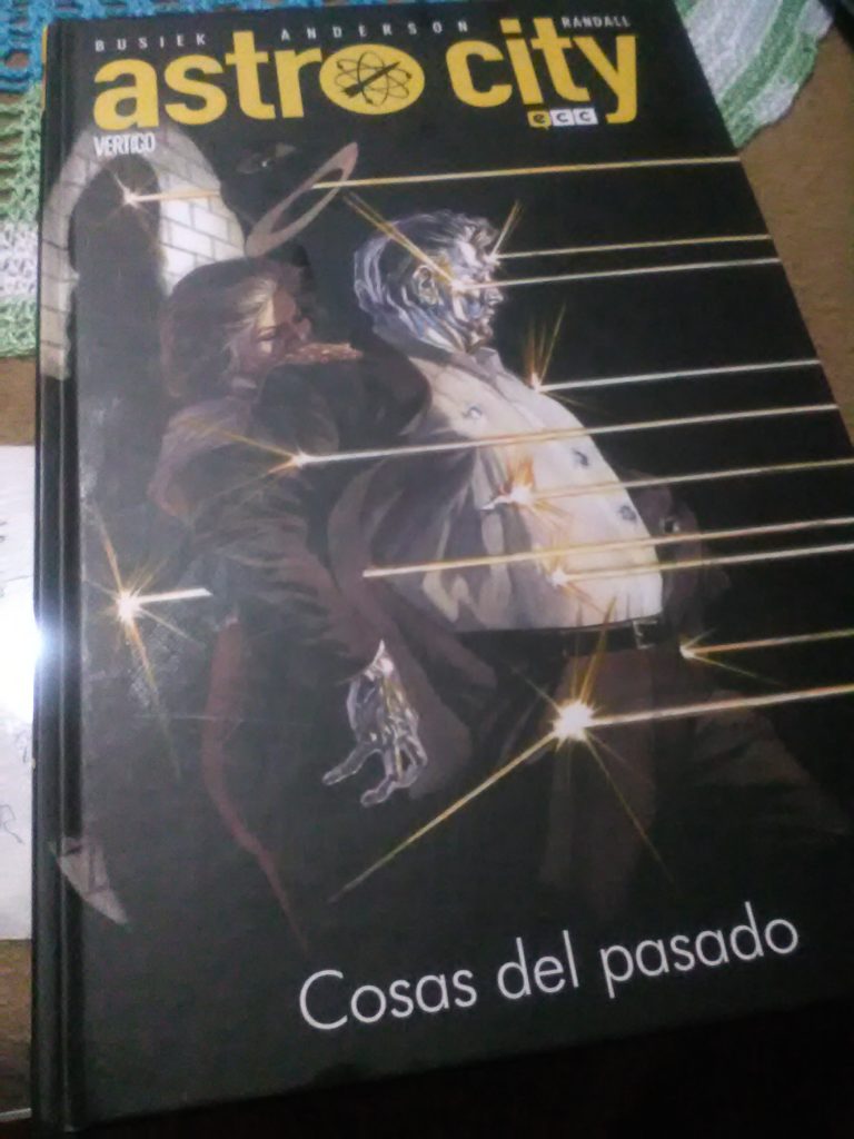 La "muerte" (o desgaste) del formato Omnigold 10 Portada Astro City: Cosas del pasado