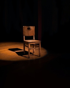 El teatro en el barroco: las mujeres y Lope de Vega 3 Silla en escenario de teatro