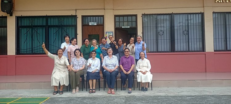 Canonical visit of Mother General Graciela Francovig and General ConselorTeresa Pinto to the Cebu - Mindanao Community