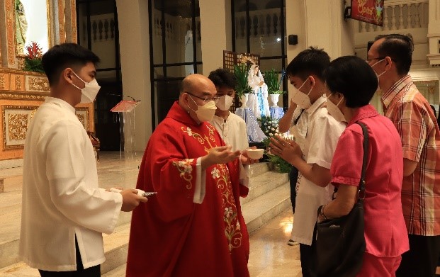 Grade 11 Manresans Receive the Sacrament of Confirmation