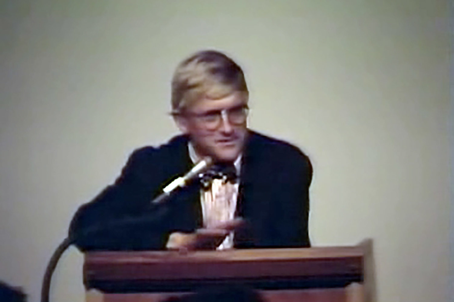 David Hockney 1988 at podium lecture SCI-Arc