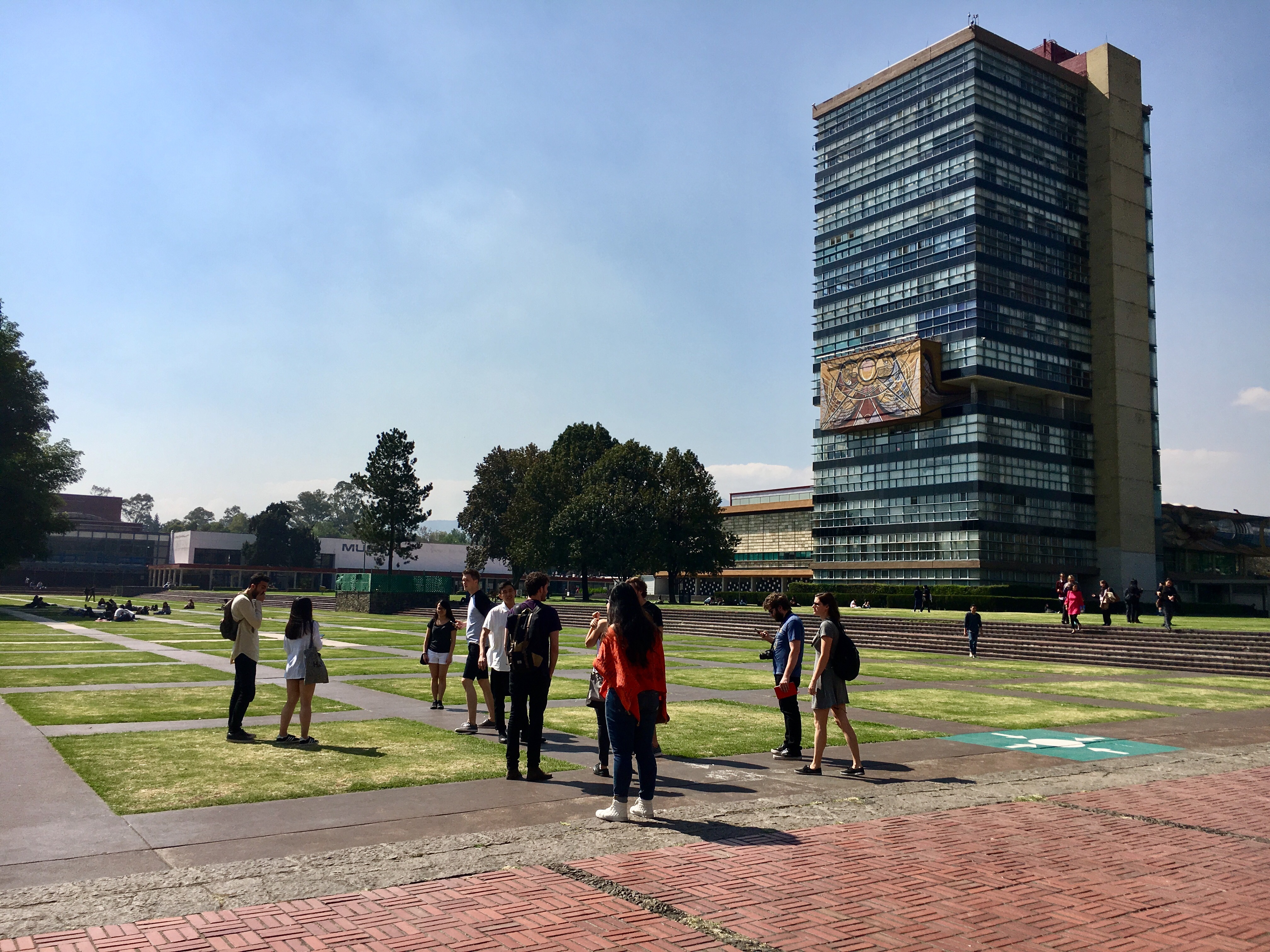 sciarc students visiting a building